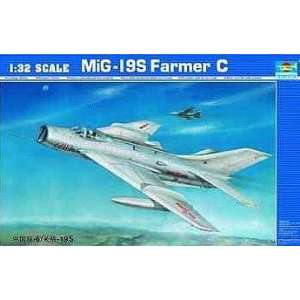  MiG 19S Farmer C Interceptor 1 32 Trumpeter Toys & Games