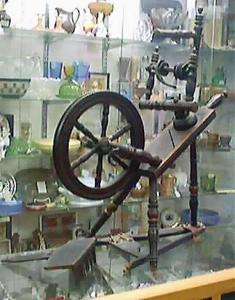 1800 primitive antique spinning flax wheel orig. paint  