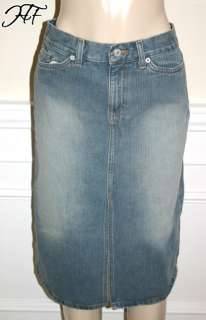 This denim skirt by Gap Jeans is in a size 6 and is in excellent pre 