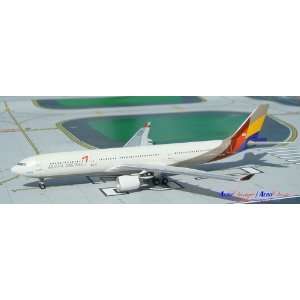  Aeroclassics Asiana Airlines A330 300 Model Airplane 