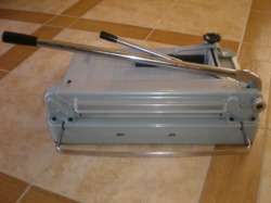 This auction comes with 1 G17 PRO paper cutter, 1 Extra Blade and 1 