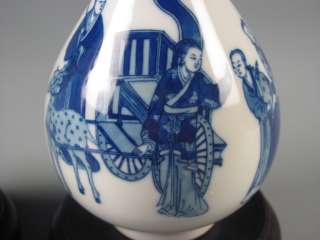 FINE A PAIR 18th CHINESE BLUE & WHITE PORCELAIN PEOPLE VASES  