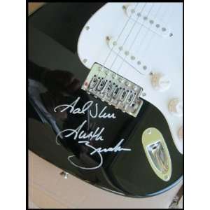  Garth Brooks Signed Electric Guitar   Sports Memorabilia 
