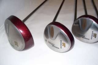 This auction is for a Golden Bear Womens Golf Club Set